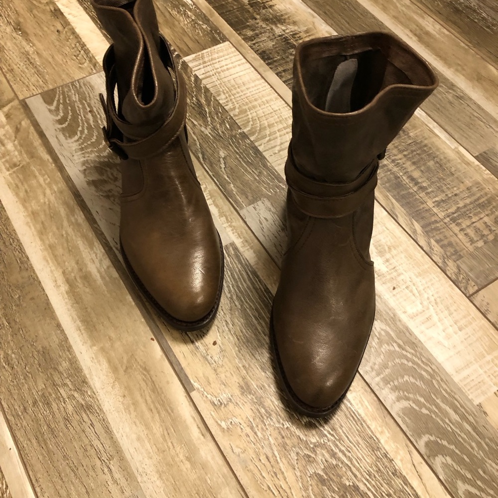 Elegant Brown Leather Women's Boots
